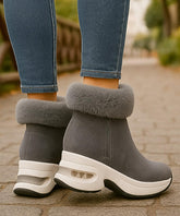 Comprar botinha feminina térmica cinza com solado plataforma antiderrapante e forro peluciado para conforto extremo em caminhadas no inverno em promoção AREZZO